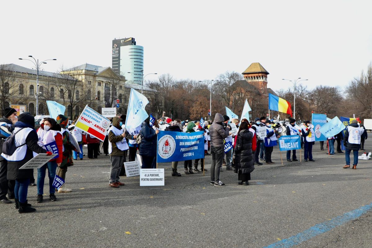 Protest la Guvern unde postașii şi profesorii sunt nemulțumiți din cauza sărăciei