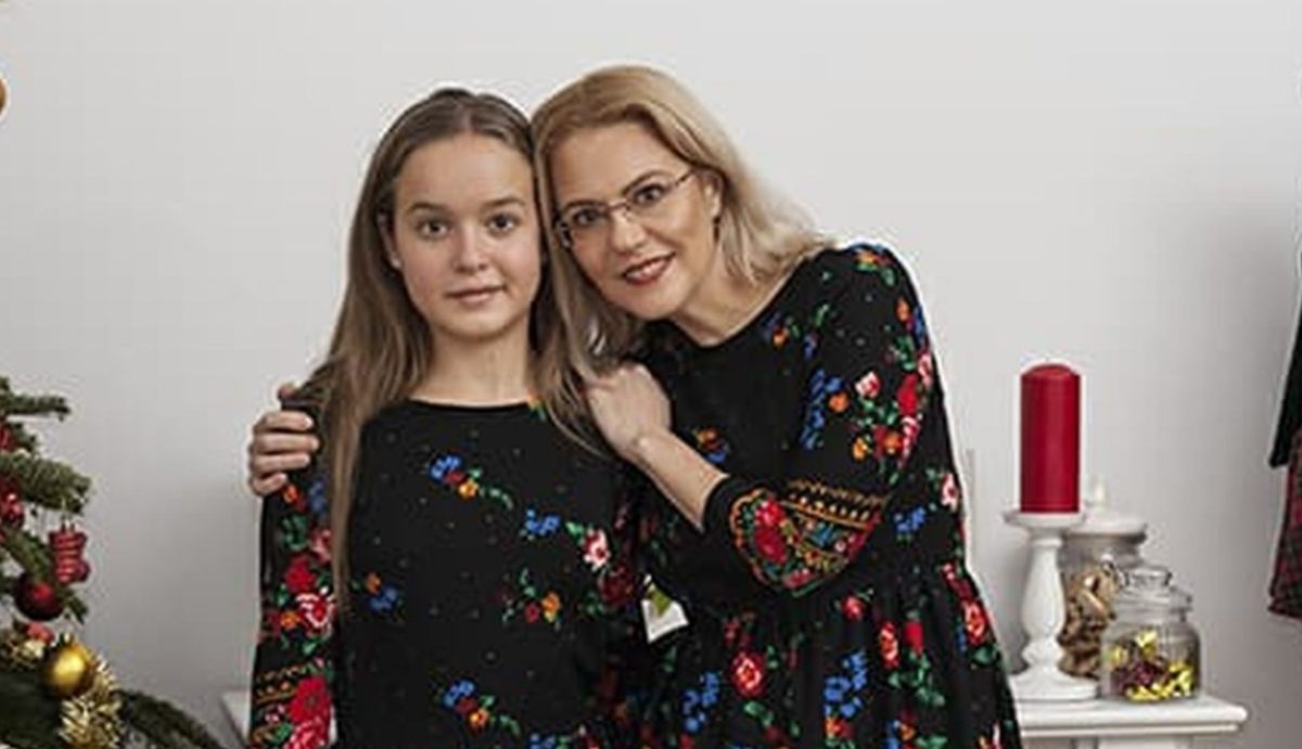 Mara, fiica Ralucăi Moianu, este o adolescentă superbă. Tânăra în vârstă de 17 ani seamănă cu regretatul ei tată