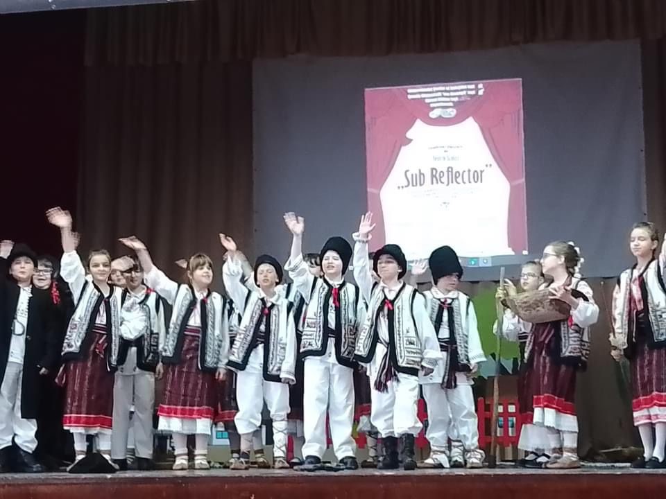 copii in costume nationale pe scena