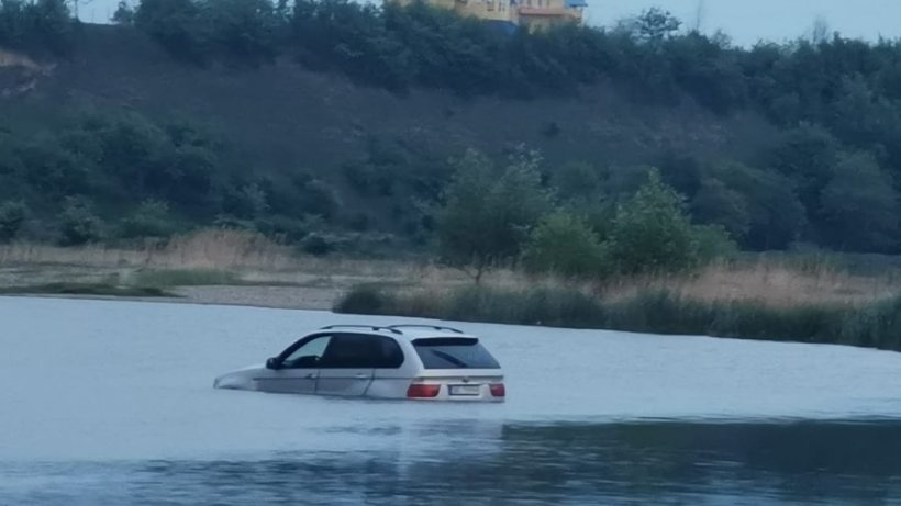 Un BMW a rămas blocat în apă, după ce a încercat să traverseze râul Bistriţa – VIDEO