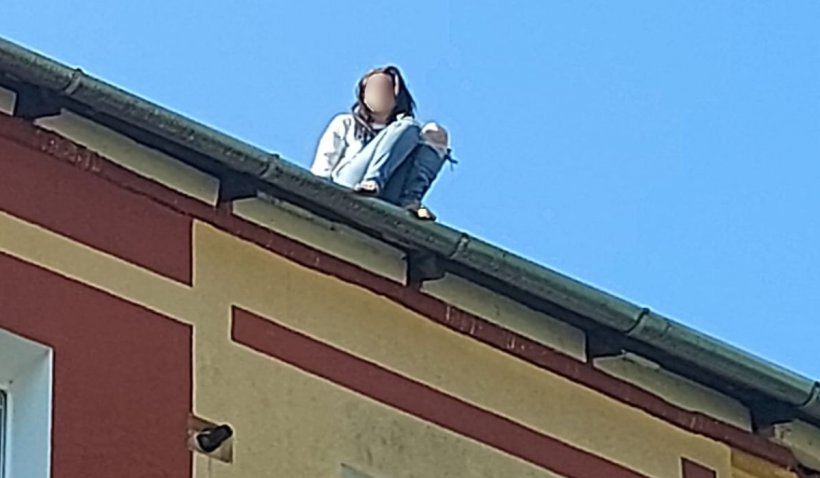 Tentativă de suicid la Reşita. O tânără a căzut de la etaj în timp ce ameninţa că se aruncă – FOTO