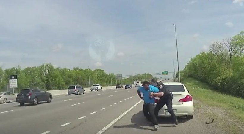 În Tennessee, un bărbat oprit în trafic s-a luptat cu doi polițiști și i-a târât cu mașina – VIDEO