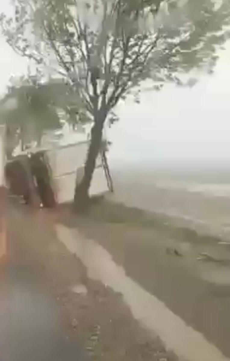 Accident rutier la Pașcani, județul Iași. Un TIR s-a răsturnat din cauza vântului – FOTO, VIDEO
