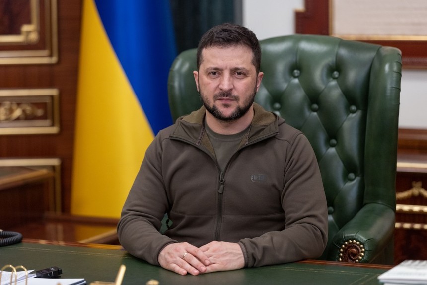 Câţi bani a luat Zelenski pe celebra jachetă kaki pe care a purtat-o de la începutul războiului şi pe care acum a vândut-o la licitaţie