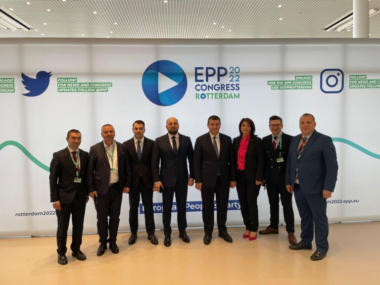 PPE a tranșat disputa pentru șefia PMP: Eugen Tomac, invitat la congresul Partidului Popular European. Diaconescu, lăsat pe dinafară