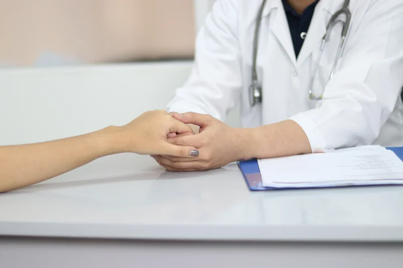 Asistentele sunt somate, într-un spital din România, să nu se mai îmbrace provocator