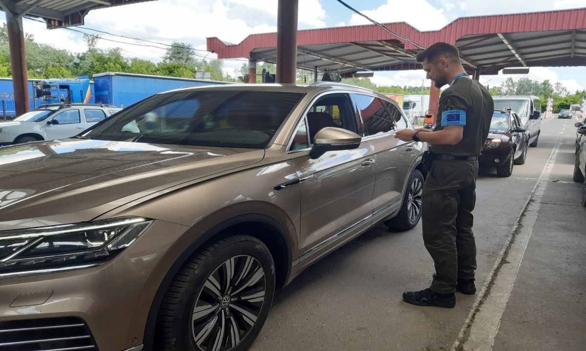 Polițiștii de frontieră ieșeni au avut bătăi de cap în ultimele zile! A curs cu dosare penale pentru mai mulți călători!