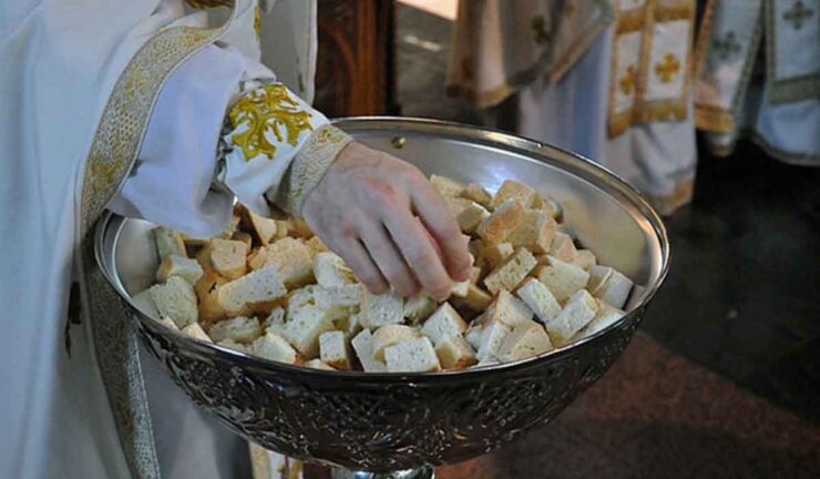 Cum te ajută cruciuliţa de la gât, agheasmă, anafura şi uleiul sfinţit la biserică! Sunt de mare ajutor