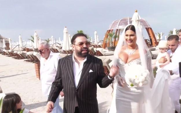 Florin Salam şi Roxana Dobre s-au căsătorit. Cum arată rochia miresei şi câţi bani a scos din buzunar manelistul pentru accesorii – FOTO