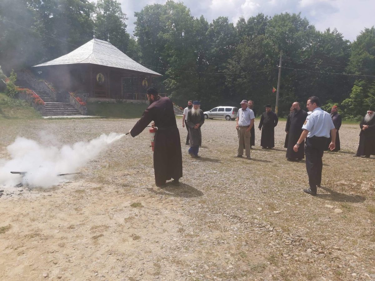 Vieţuitorii Mănăstirii Sângeap Basaraba, instruiţi în domeniul situaţiilor de urgenţă – FOTO