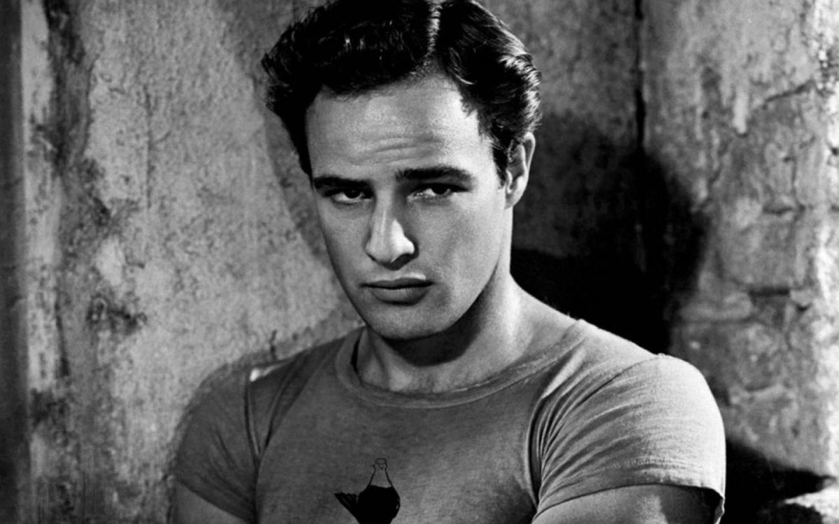 Marlon Brando nu s-a culcat cu Liz Taylor pentru că avea fundul prea mic, dar a facut-o cu Rock Hudson şi James Dean