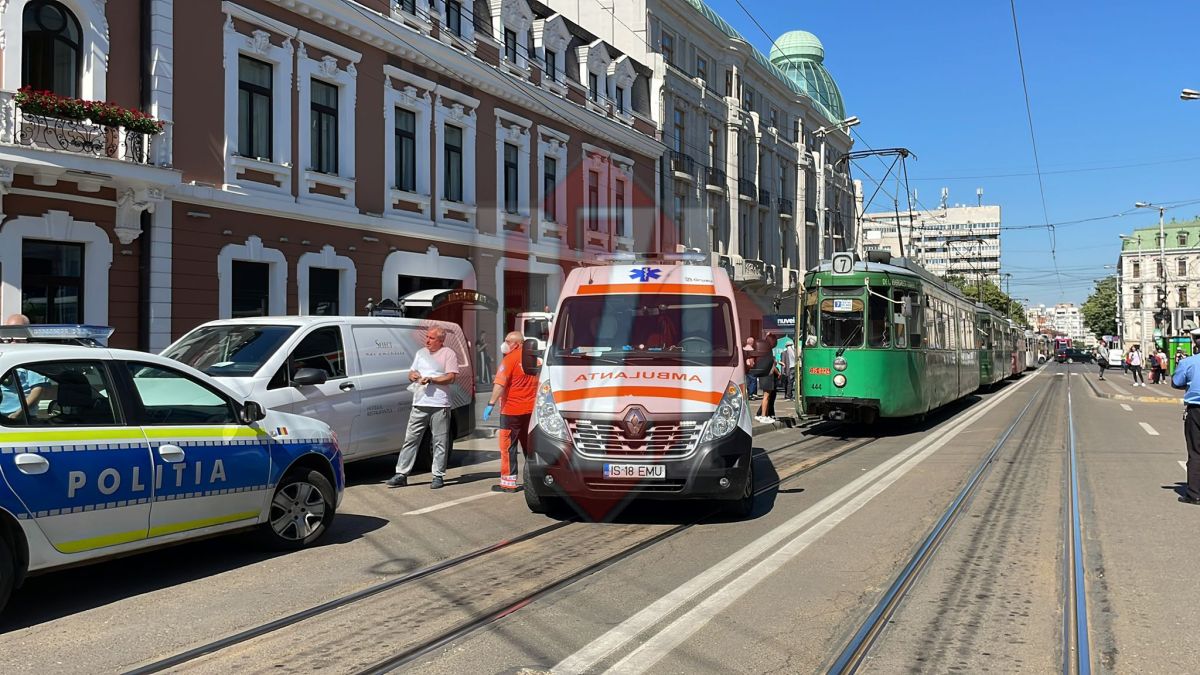 Blocaj total al tramvaielor în Piața Unirii din Iași. O persoană a leșinat după ce a consumat țuică pentru că îi face bine la diabet – EXCLUSIV/FOTO/VIDEO