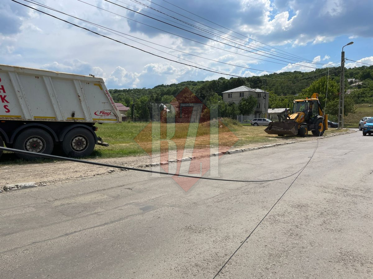 Un cablu de electricitate a căzut pe o stradă din Iași – FOTO