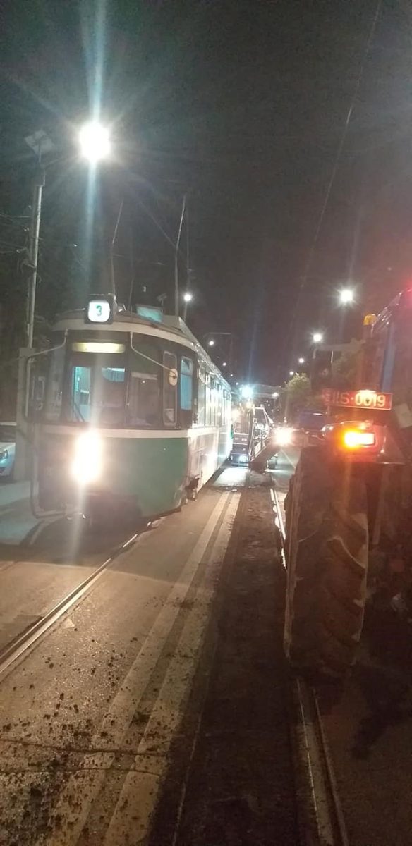 Accident pe strada Arcu din Iași! Un tramvai a intrat în cuva unui tractor de la Citadin SA!