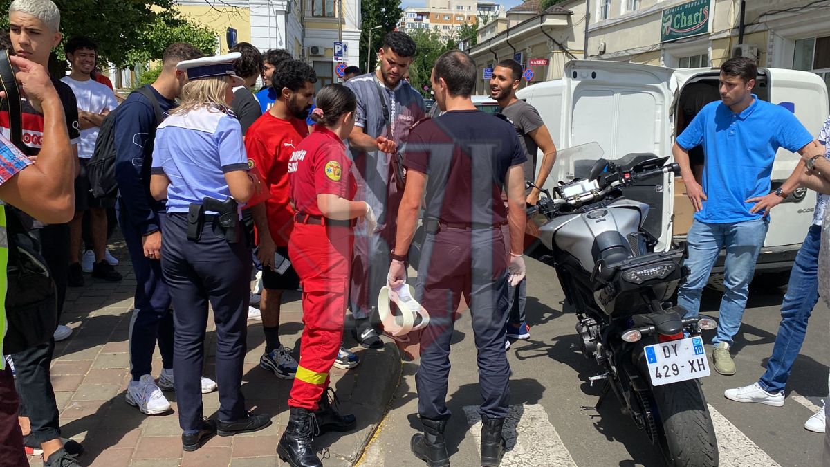 Accident rutier în intersecția de lângă Starea Civilă din Iași. O motocicletă a intrat în coliziune cu un autoturism – EXCLUSIV, FOTO, VIDEO
