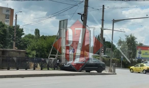 Accident rutier în Podul de Piatră! Un autoturism a ajuns pe trotuar – EXCLUSIV, FOTO