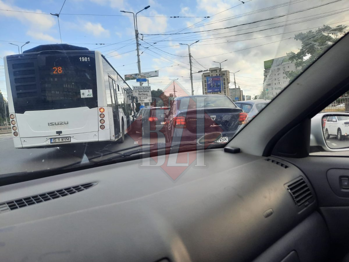Accident rutier în zona Podu Roș din municipiul Iași. Un autoturism a intrat într-un autobuz CTP – EXCLUSIV/FOTO