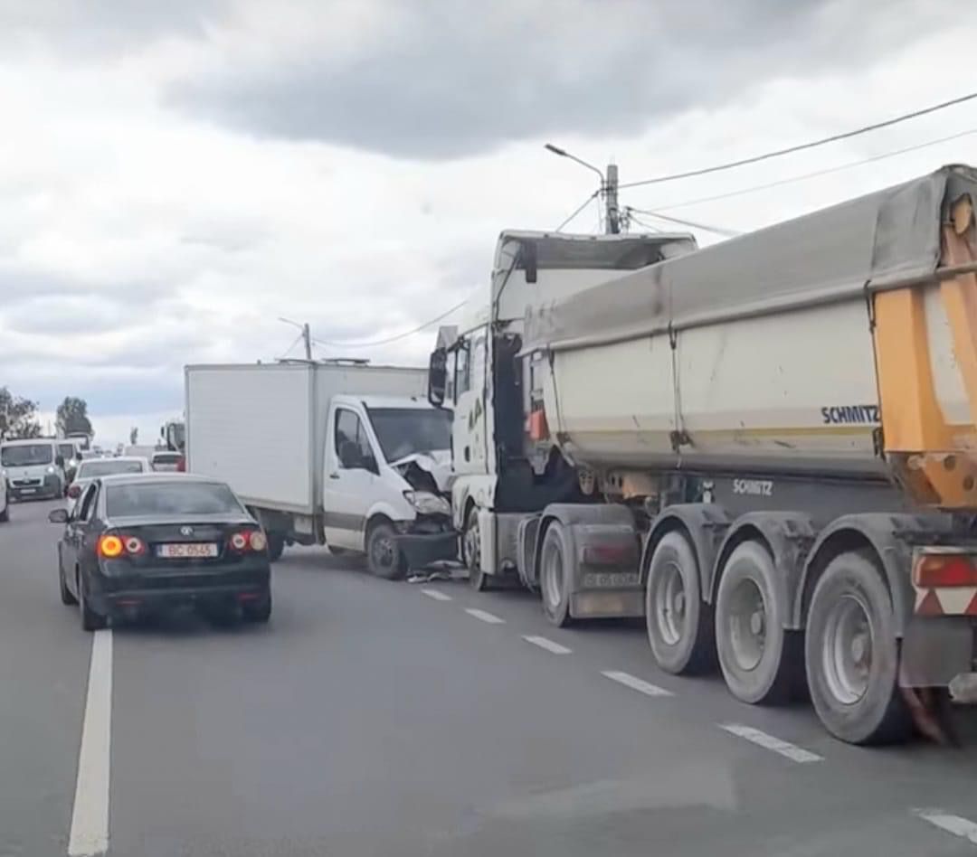 Accident rutier la Bălţaţi. Coliziune puternică între un camion şi o autoutilitară