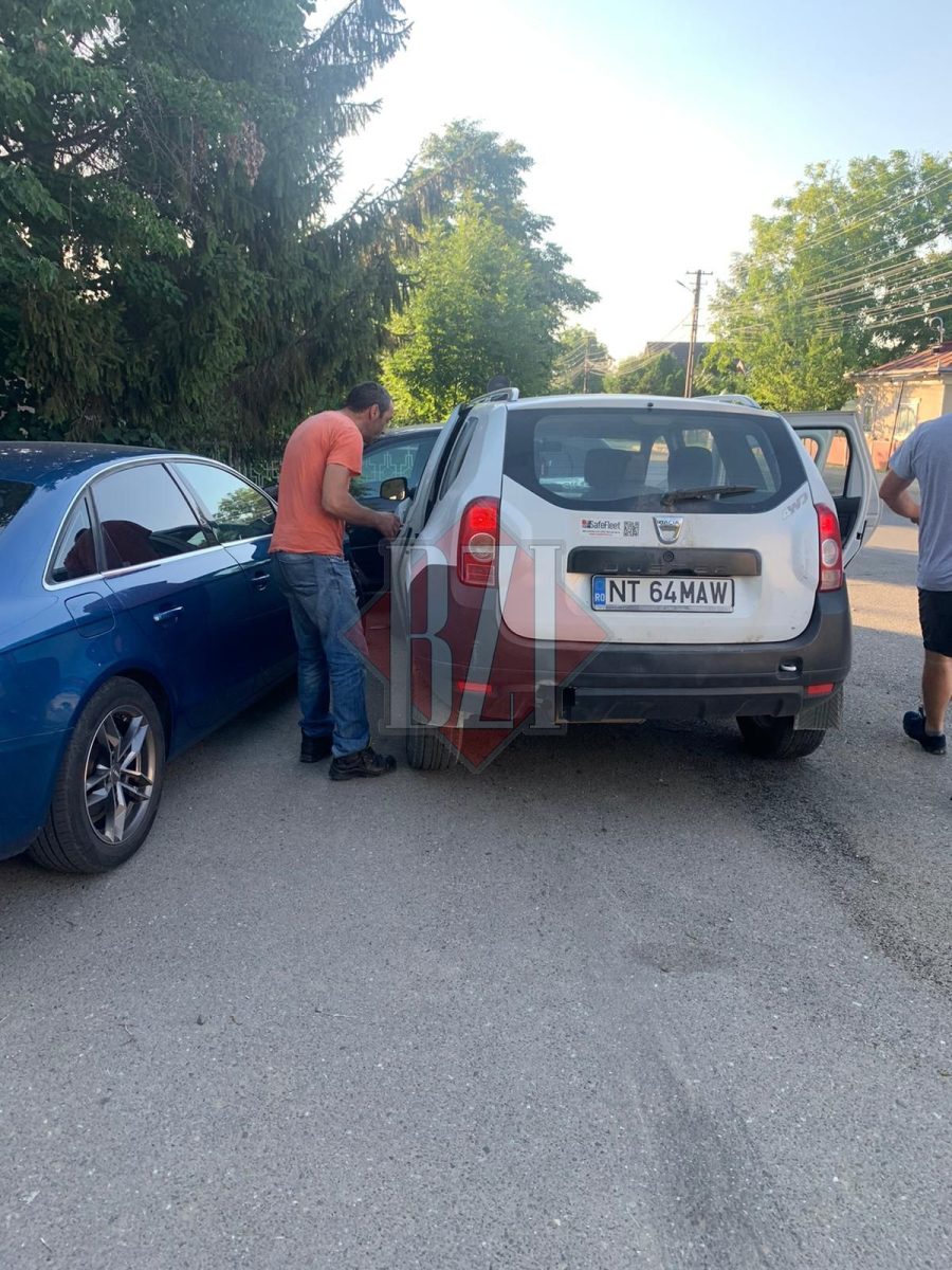 Accident rutier în Hârlău. Trei autoturisme s-au izbit în fața sediului de Poliţie – FOTO