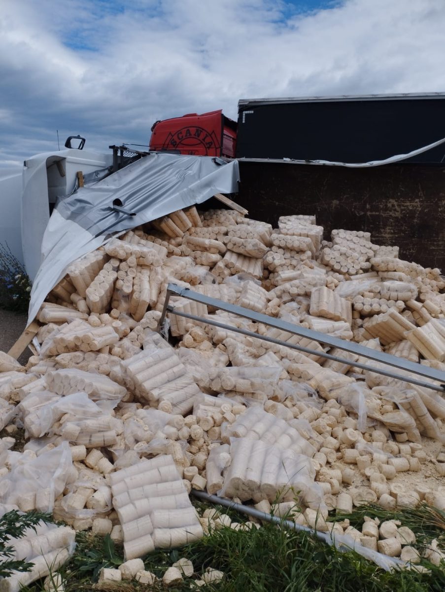 Accident rutier în judeţul Neamţ. Doi adulţi şi un copil au fost răniţi, după ce o autoutilitară cu peleți s-a răsturnat – FOTO