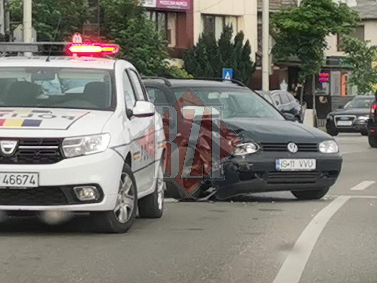 Accident rutier pe bulevardul Nicolae Iorga. Coliziune puternică între două autoturisme – EXCLUSIV, FOTO
