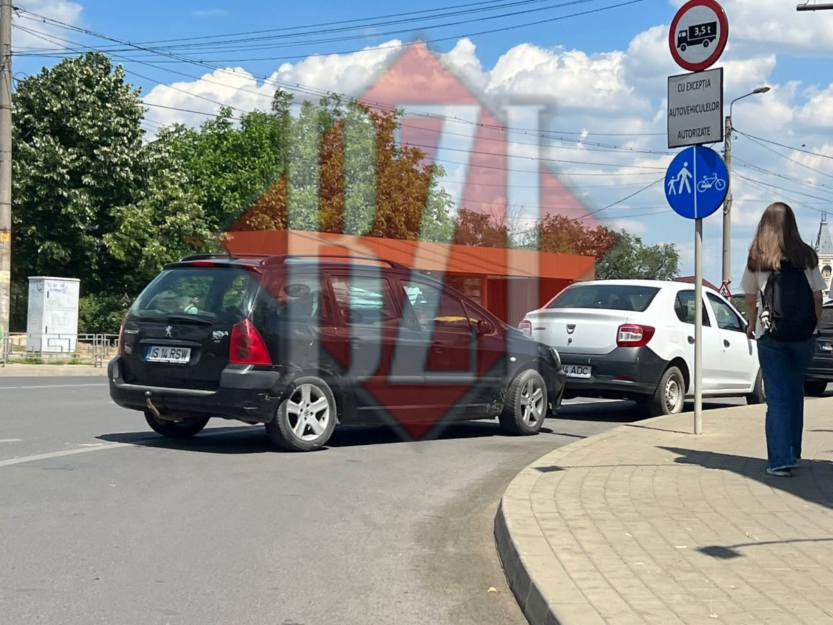 Accident rutier în zona Podului de Piatră din Iaşi. Două autoturisme au intrat în coliziune – EXCLUSIV, FOTO, UPDATE