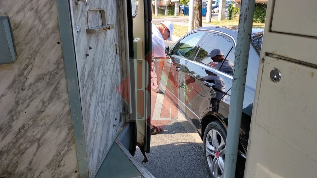 Accident rutier în Tudor Vladimiresc. Un autoturism a intrat în coliziune cu un tramvai CTP Iaşi – EXCLUSIV, FOTO