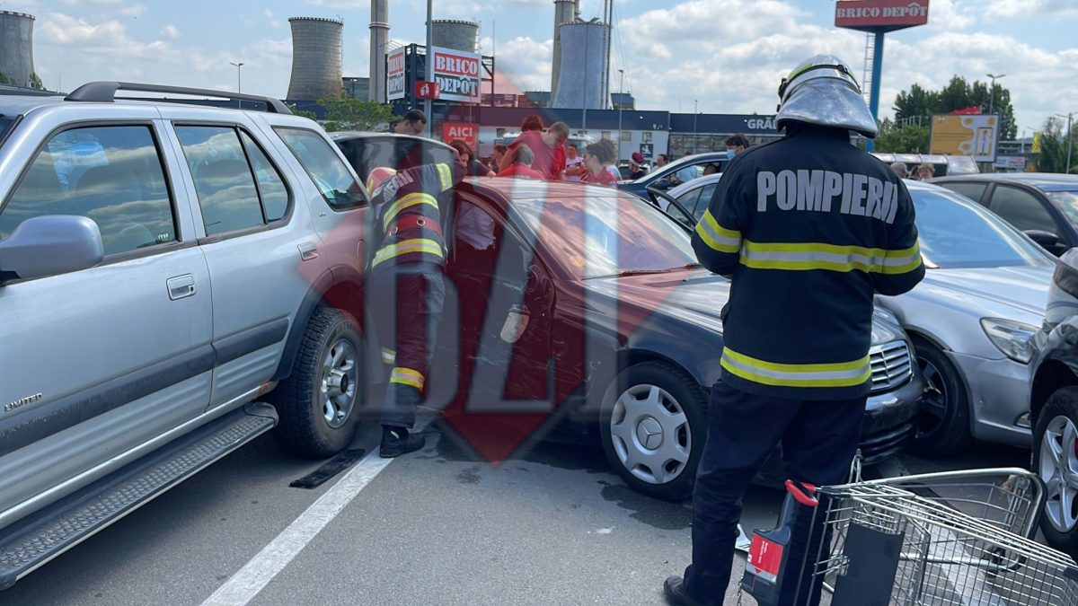 Accident rutier pe bulevardul Tudor Vladimirescu. Au fost implicate patru autoturisme, iar o persoană este încarcerată – EXCLUSIV, GALERIE FOTO, LIVE