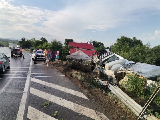 Un camion care transporta bare de fier s-a răsturnat peste un solar de legume în județul Vrancea