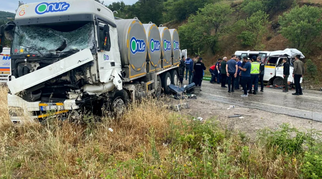 Tragedie pe șosele! Un microbuz plin cu persoane care mergeau la o nuntă s-a ciocnit cu un camion. Opt oameni au murit