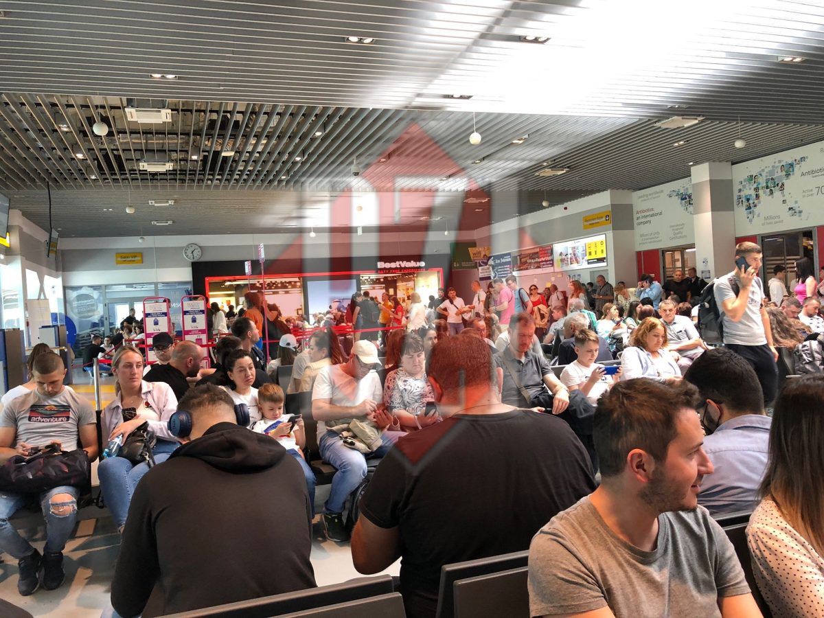 Îngheasuială la Aeroportul Iași! Zeci de pasageri așteaptă în terminalul T3 cursele Wizz Air
