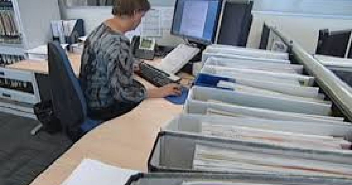 Guvernul dezbate astăzi dacă de la 1 iulie se vor suspenda angajările la stat. Ce posturi vor face excepţie