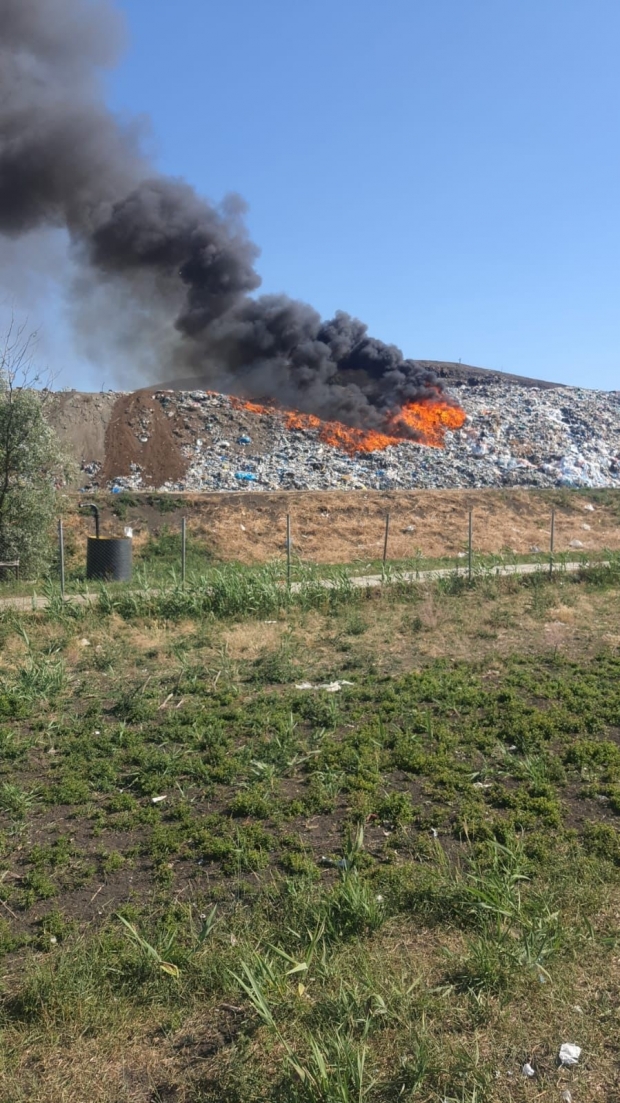 Indcendiu la groapa de gunoi din Arad