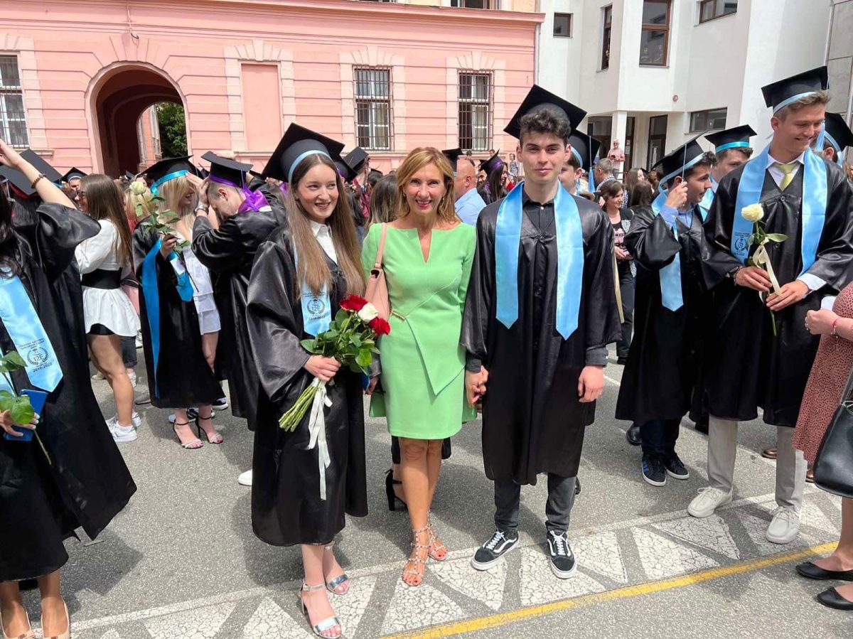 Carmen Iohannis, în fustă scurtă și pantofi roz, la balul de absolvire al elevilor ei din Sibiu. Prima Doamnă a atras toate privirile