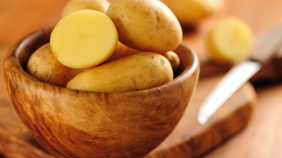 cartofi galbeni într-un bol de lemn