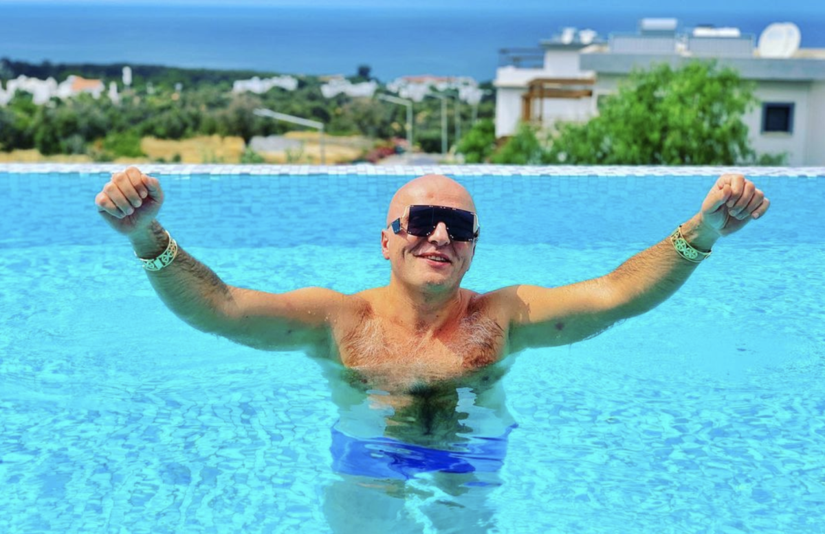 Câți ani are Costi Ioniță? Artistul a rămas cu un gust amar după vacanța din Grecia