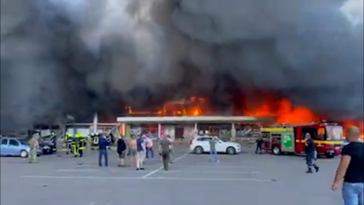 În atacul rusesc de la centrul comercial din Kremenciuc și-au pierdut viața 18 persoane – VIDEO