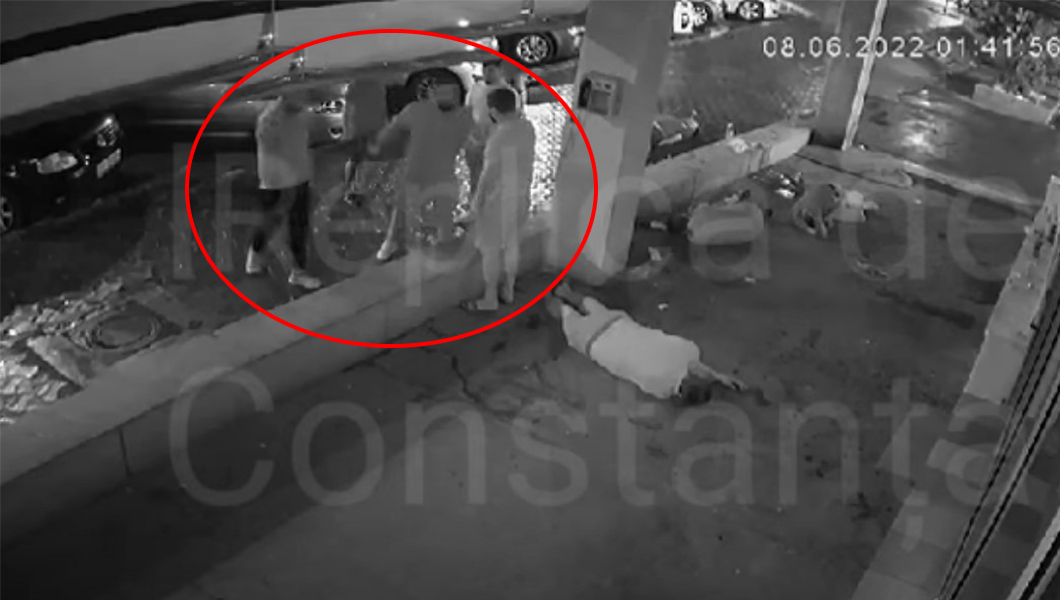 Clanurile interlope din România fac legea după ce patru proxeneți bat cu bestialitate mai mulţi bărbaţi – VIDEO