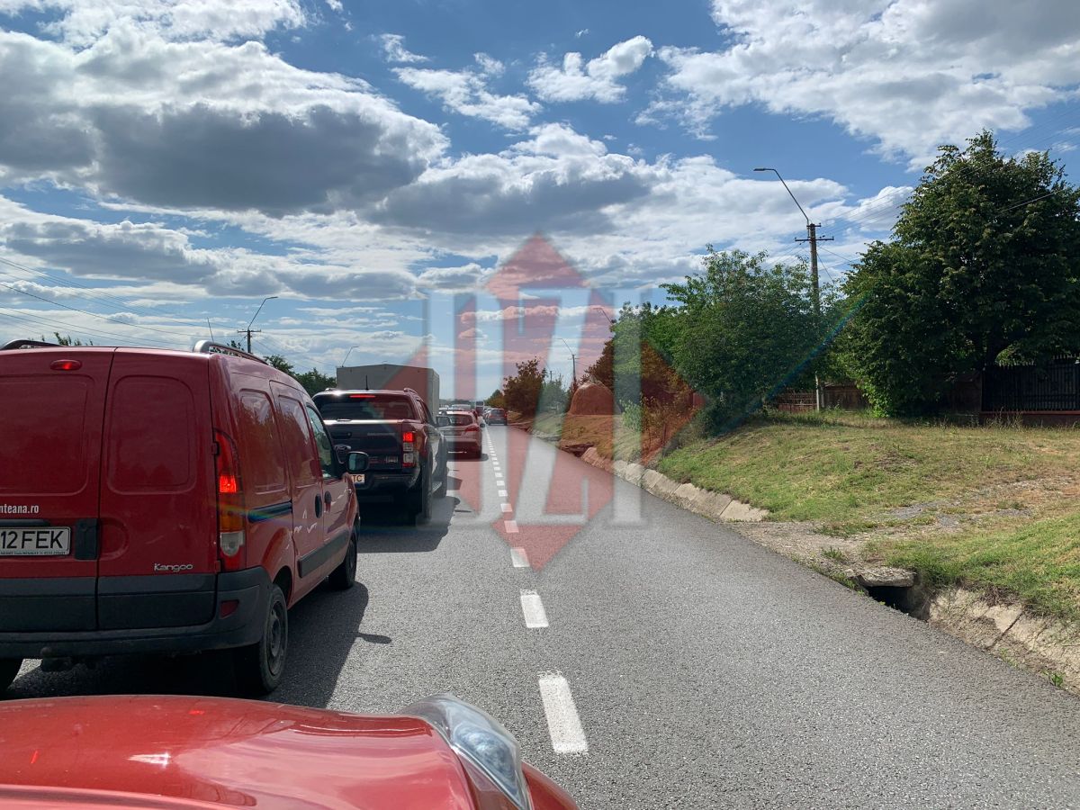 Bară la bară la ieșirea din Budăi spre Sârca. Șoferii sunt nevoiți să aștepte zeci de minute – FOTO
