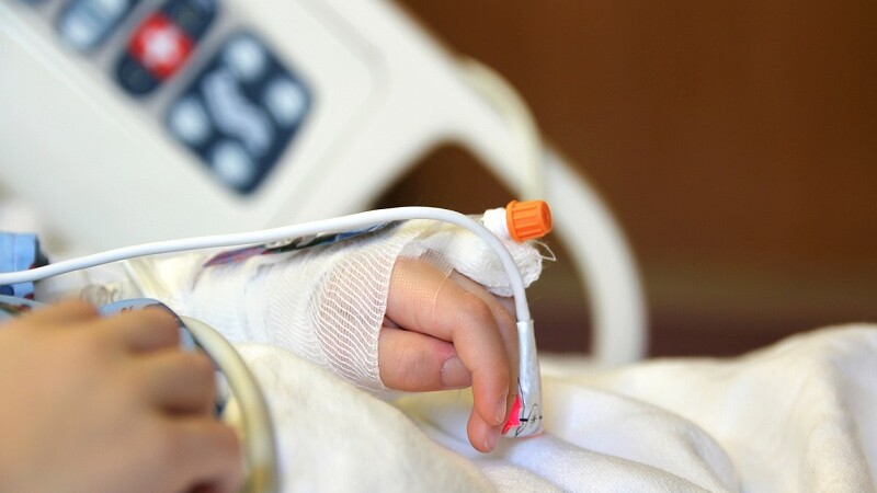Copilul lovit de o mașină la Hârlău este în continuare în stare gravă la Spitalul Clinic de Urgență pentru Copii „Sfânta Maria” din Iași