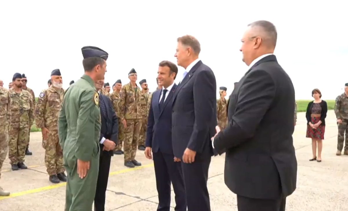 Klaus Iohannis și Emmanuel Macron se întâlnesc cu militarii de la Baza 57 Aeriană Mihail Kogălniceanu – LIVE VIDEO