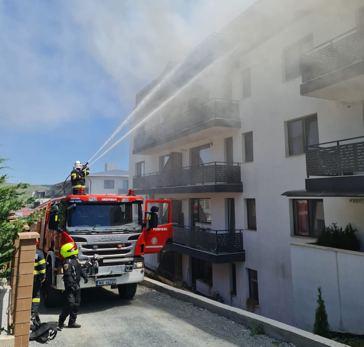 Incediu la un bloc din Cluj. 70 de pompieri se luptă să stingă focul