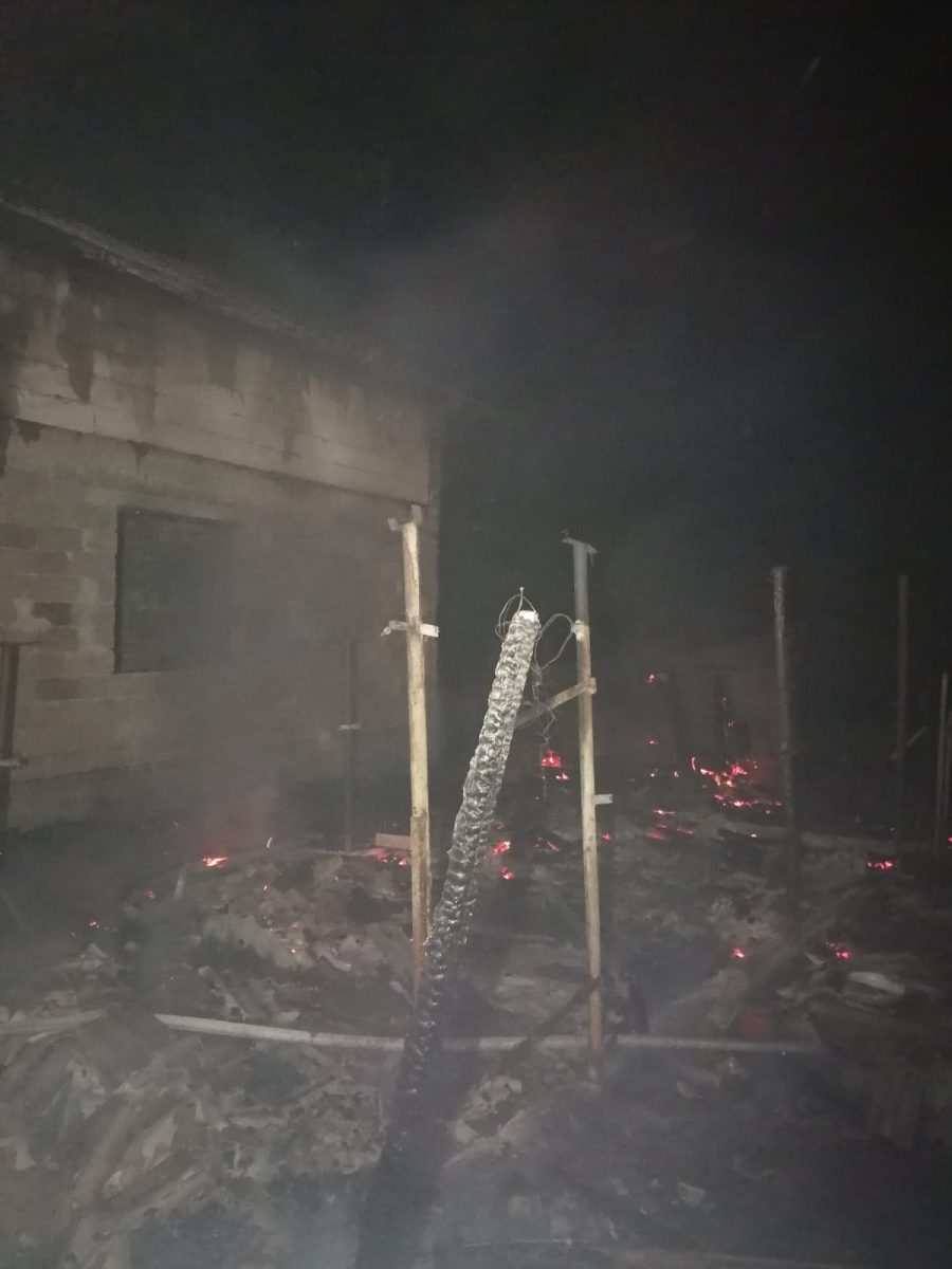 Noapte de foc la Iași unde un bărbat a murit carbonizat într-un incendiu la două locuințe – EXCLUSIV/FOTO, VIDEO