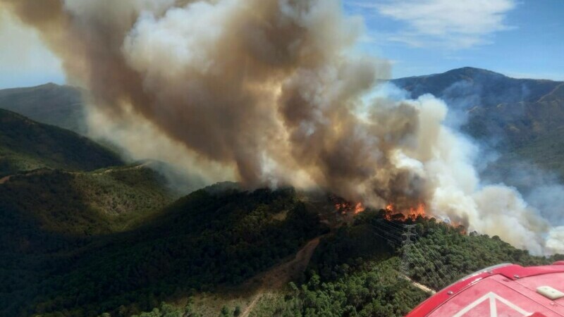Incendiu puternic în Spania. Centrul orașului Andaluzia, cu aproximativ 7.000 de locuitori a fost evacuat – VIDEO