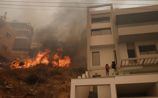 Incendiu de vegetaţie la Atena, în zona în care locuieşte Sorin Oprescu