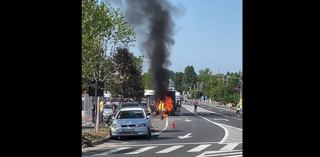 Incendiu în comuna Miroslava. Un autoturism a ars ca o torţă – VIDEO