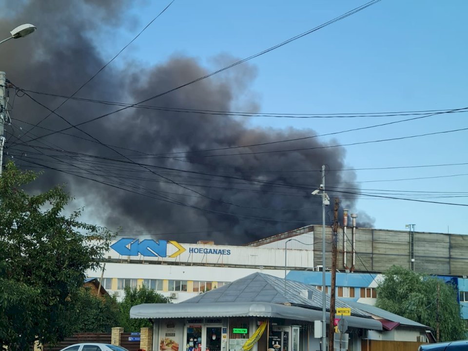 Incendiu de proporții în zona industrială a Buzăului. A fost emisă avertizare RoAlert – FOTO, VIDEO