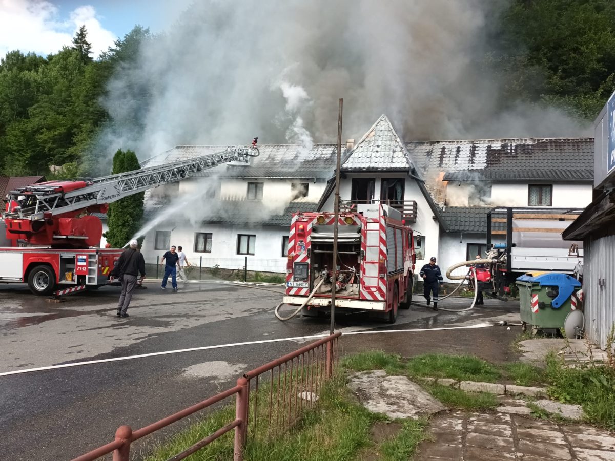 Incendiu la fostul motel Bicaz. Acoperişul a fost cuprins de flăcări – FOTO, VIDEO, UPDATE