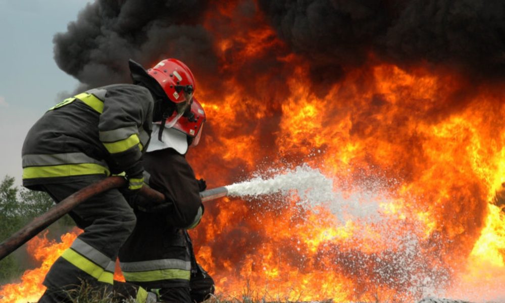 Incendiu la o casă din judeţul Iași. Pompierii intervin de urgență