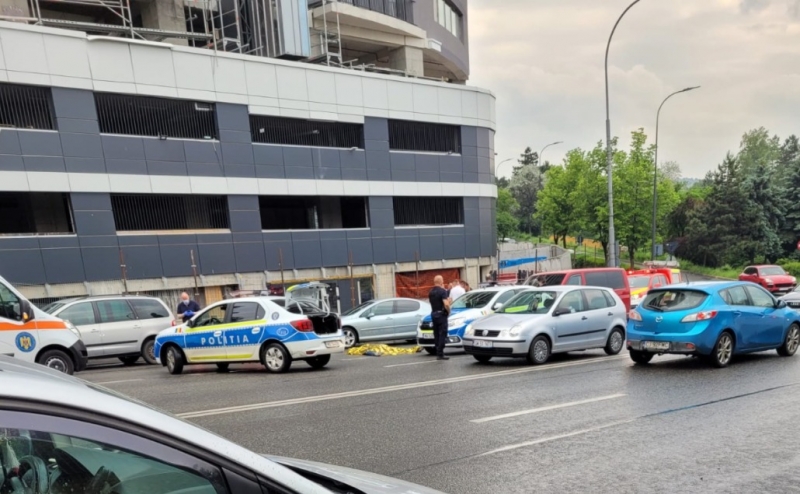 Incident șocant la Cluj! Un tânăr a căzut din cea mai înaltă clădire rezidențială din România, direct între mașinile care circulau
